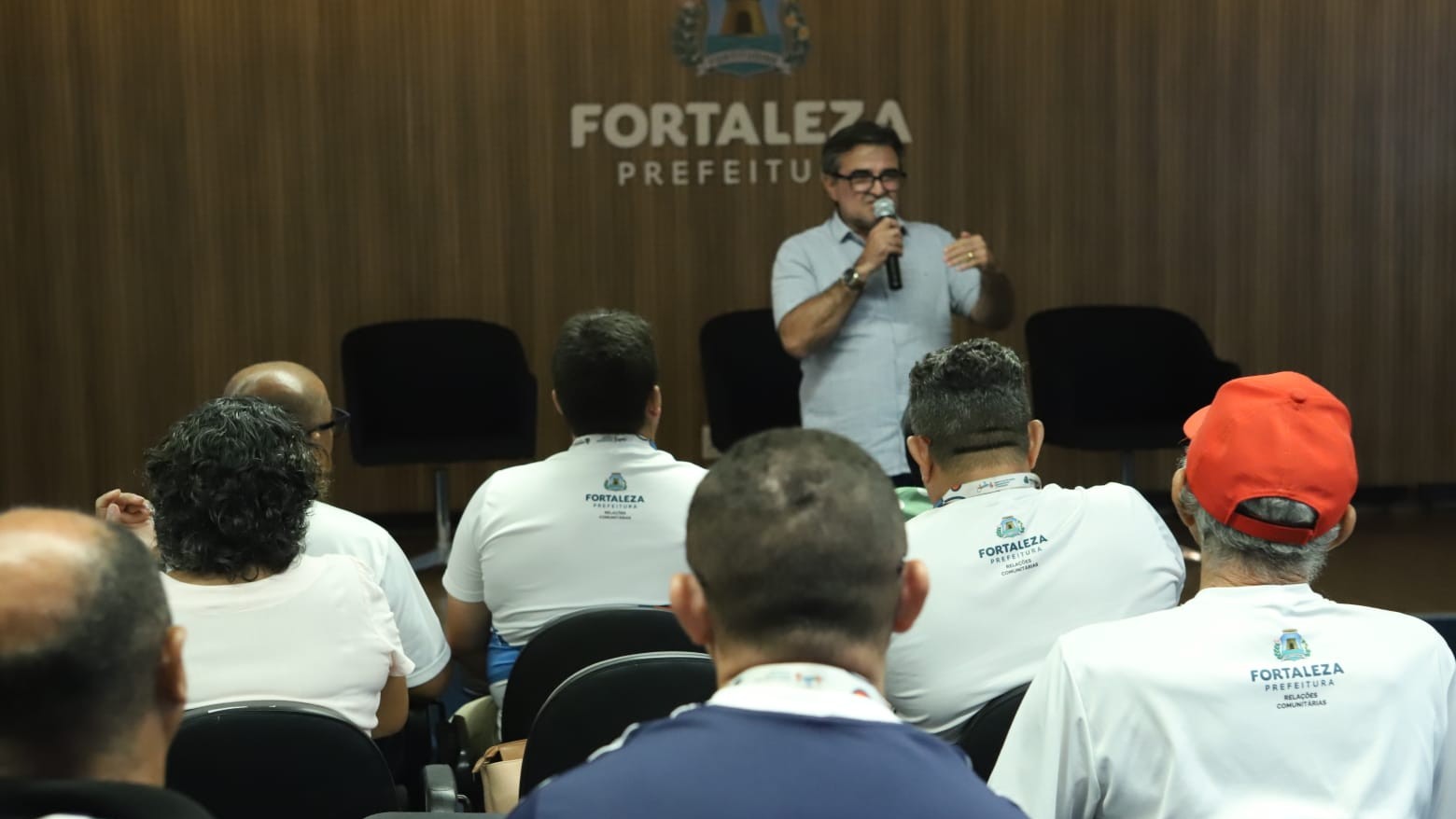 Durante a apresentação, o secretário das Relações Comunitárias, André Barbosa, falando no auditório